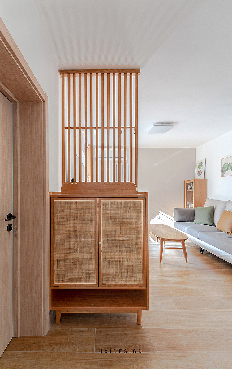 木格栅与门边框相距350mm可以安排鞋柜,解决入户更换鞋子的问题,鞋柜