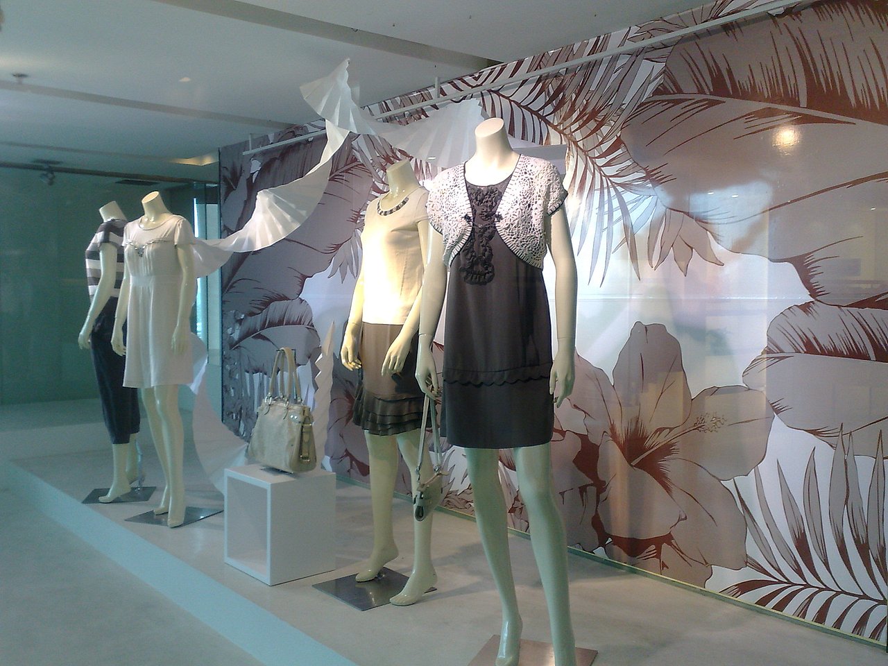 櫥窗美陳設(shè)計(jì)（圖ZMzYyODA0ODQ=） - 展陳設(shè)計(jì) - 站酷設(shè)計(jì)師cody79原創(chuàng)素材 - 站酷ZCOOL