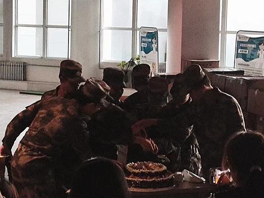 历添新岁月,春满旧山河。