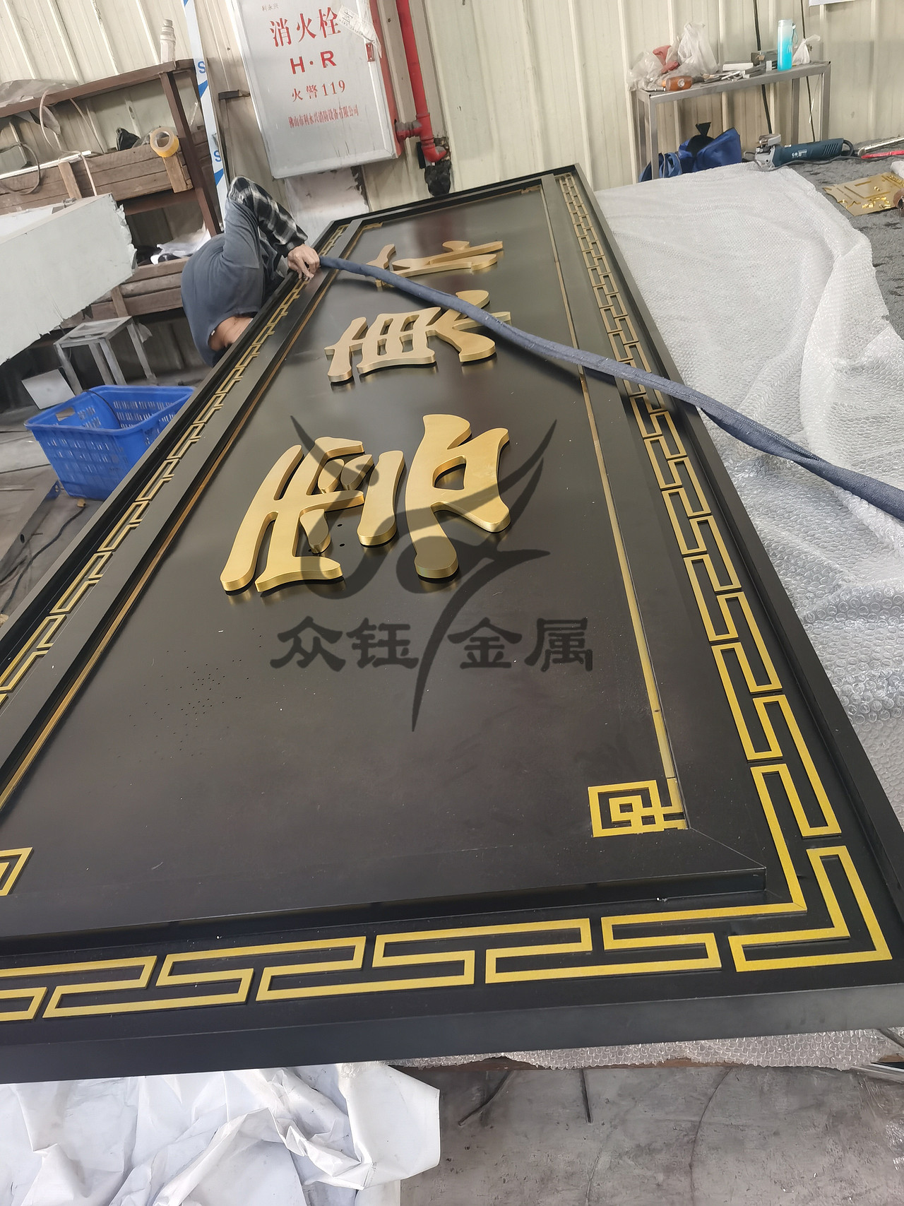 售楼部门头仿古铜不锈钢牌匾铝雕立体字怎么固定？