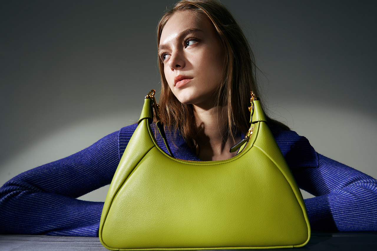 女士皮包拍摄|时尚摄影|商业灯光拍摄|高级感牛角包