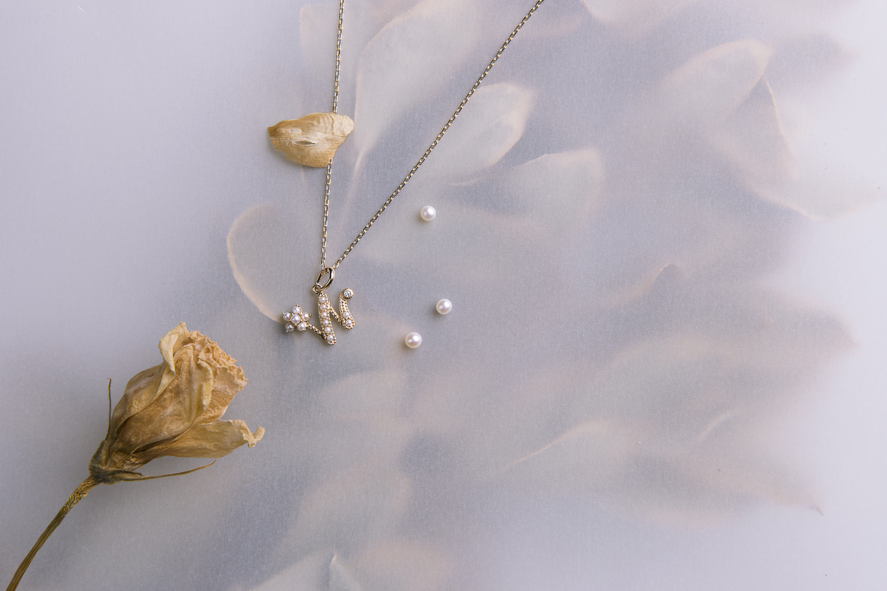 带珍珠的字母项链（图ZMTYxNzY5NDYw） - 产品摄影 - 站酷设计师Dim750原创素材 - 站酷ZCOOL