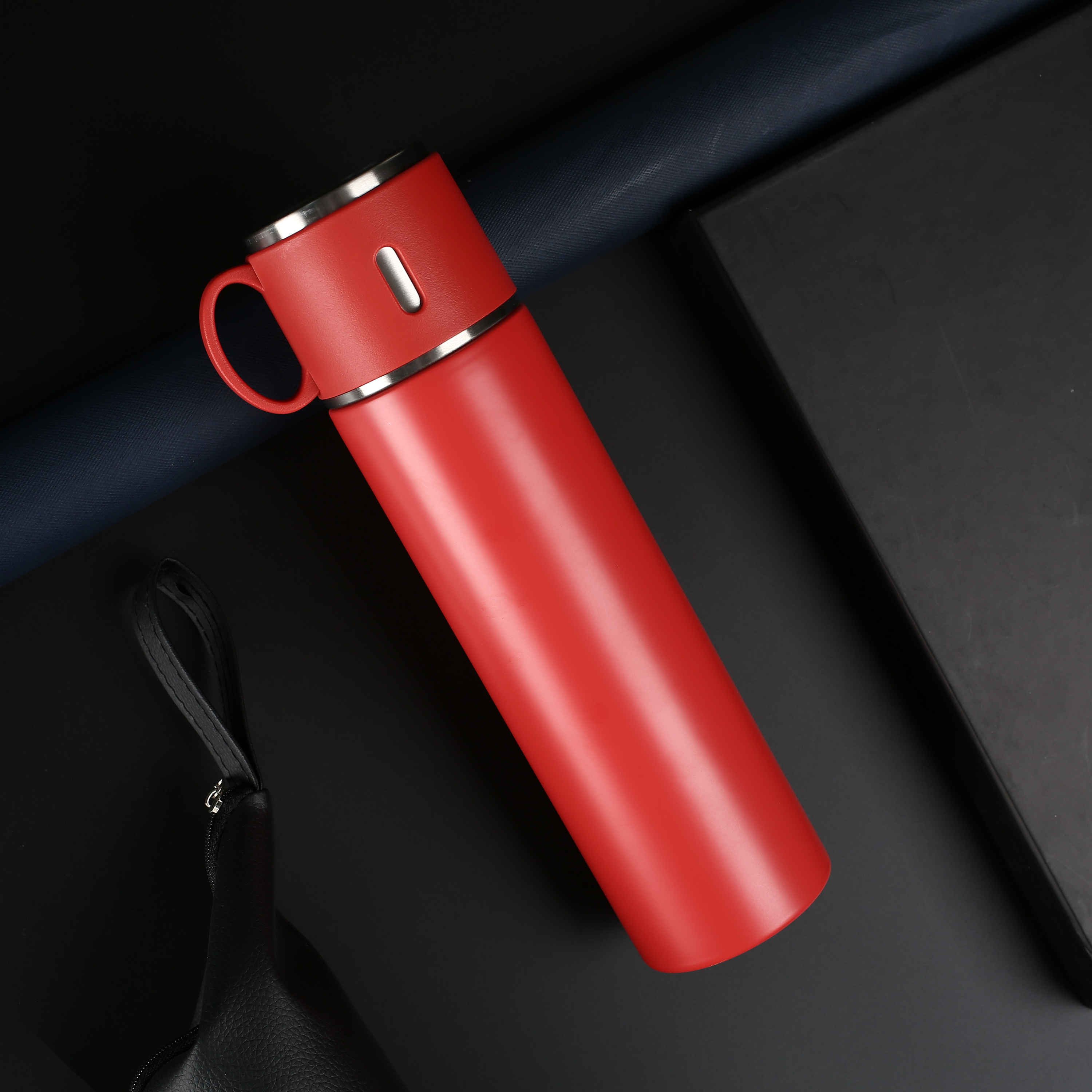 保温杯黑底拍摄