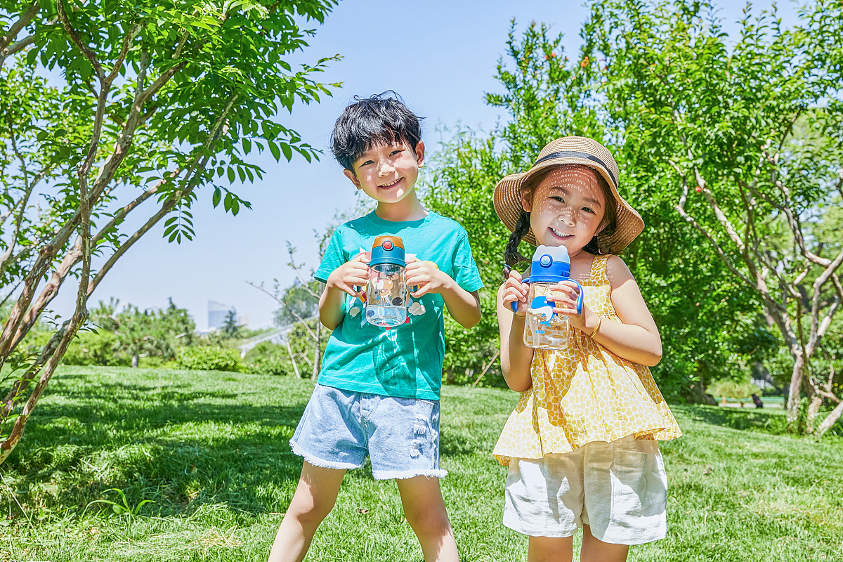 儿童水壶模特拍摄（图ZMTk2NDYxNTky） - 人像摄影 - 站酷设计师电商视觉服务商原创素材 - 站酷ZCOOL
