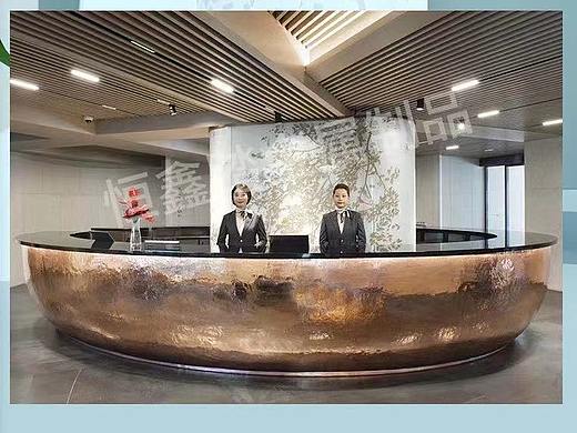 宝格丽大型紫铜锤纹吧台金属艺术接待前台制作流程图片