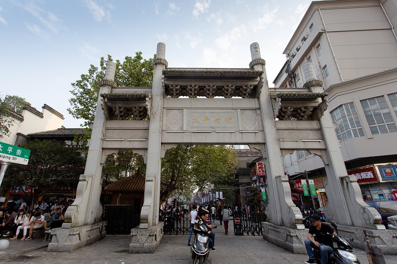 太平街是长沙古城保留原有街巷格局最完整的一条街,坐落于长沙城区