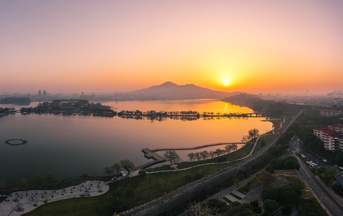 日出时的玄武湖和紫金山