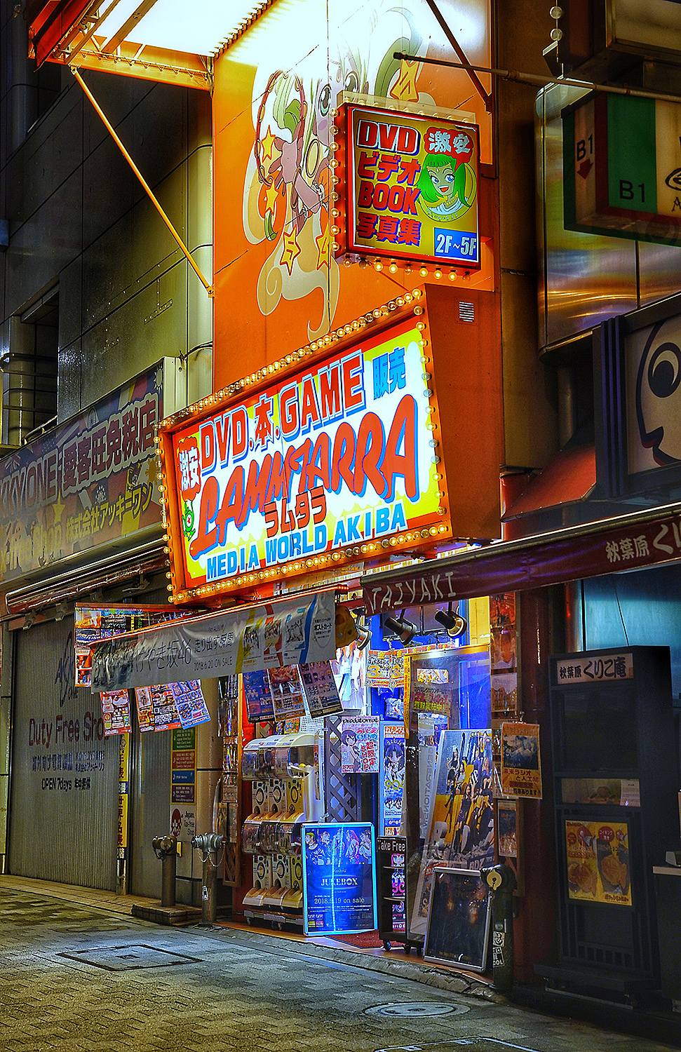 店面不大,但灯光氛围一流