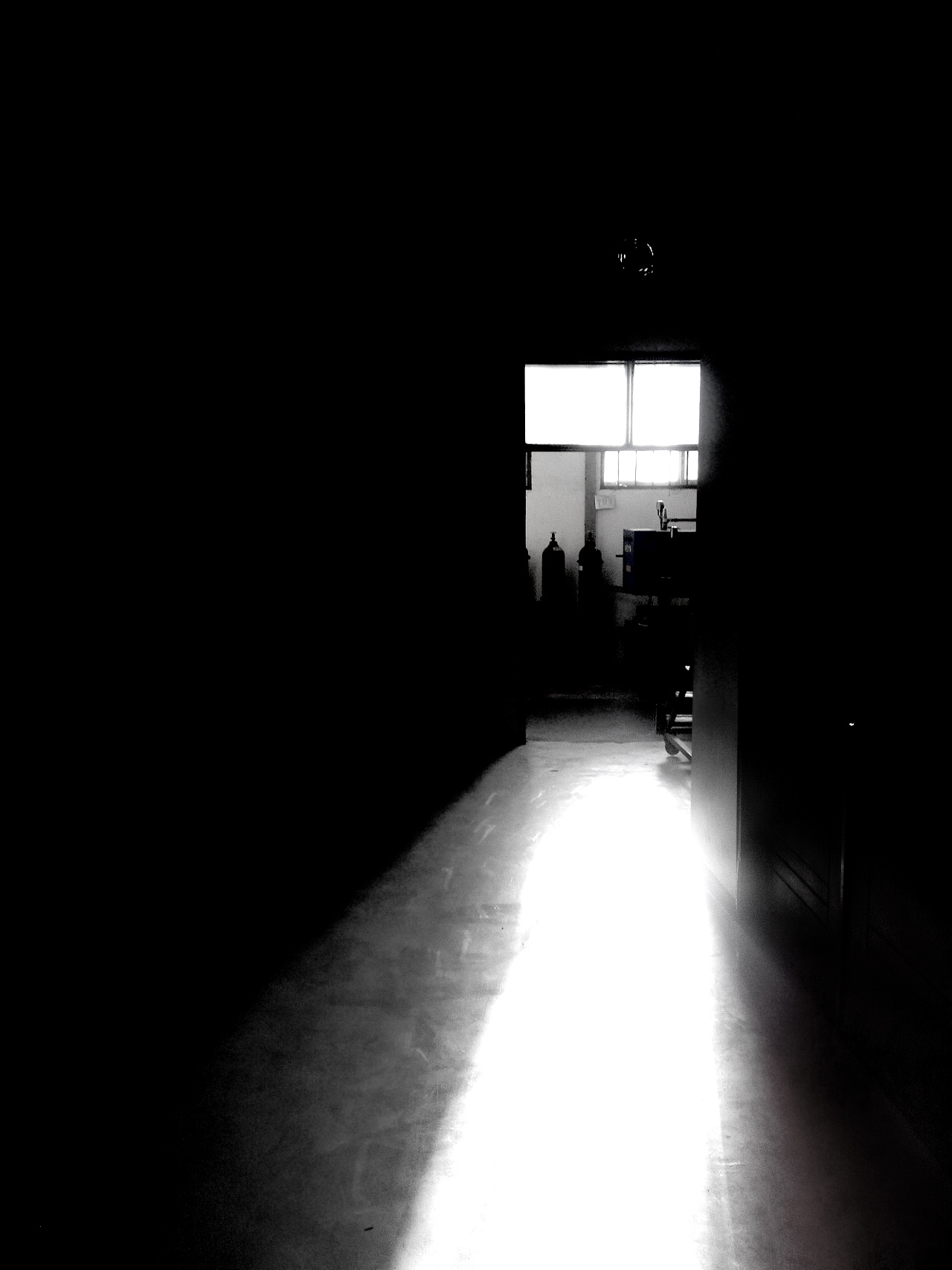 毕业实习,好压抑的环境,几乎每天都要看那个小窗户.