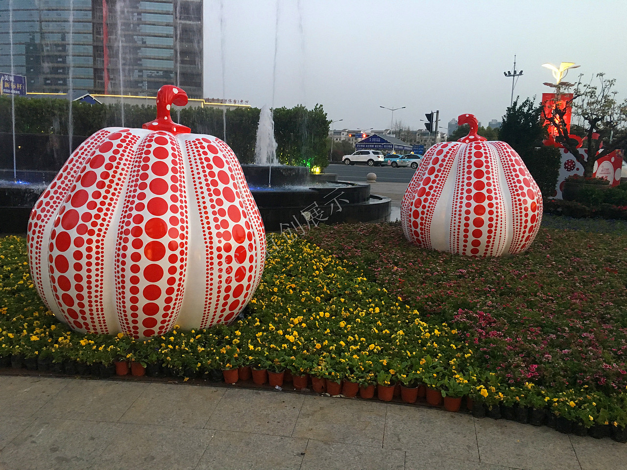 商场波点美陈（图ZMTExNzEwNzYw） - 展陈设计 - 站酷设计师美陈橱窗执行者原创素材 - 站酷ZCOOL