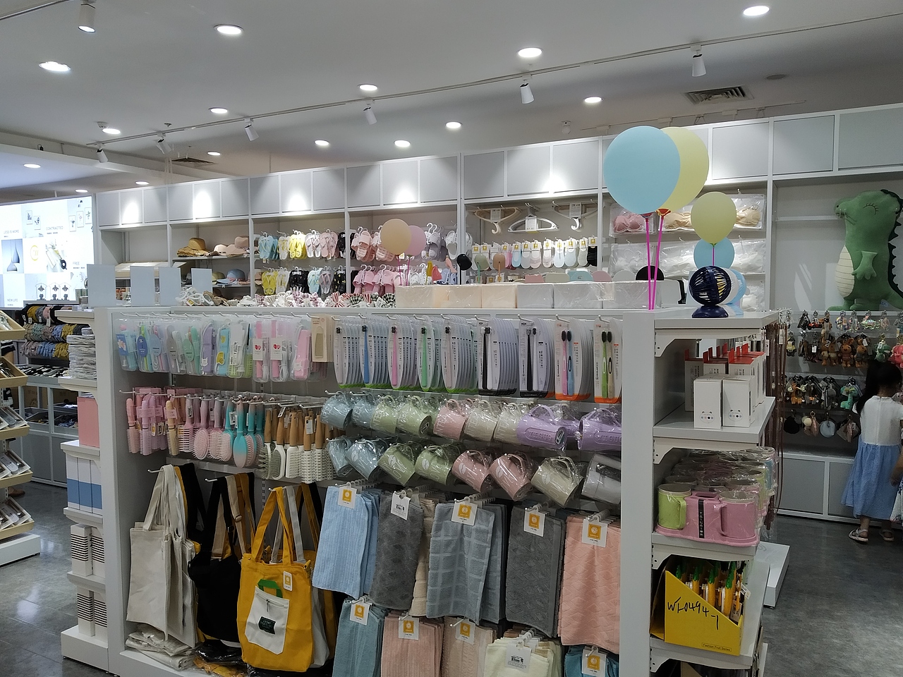 百货店市场分析_广州nome名创优品货架效果图