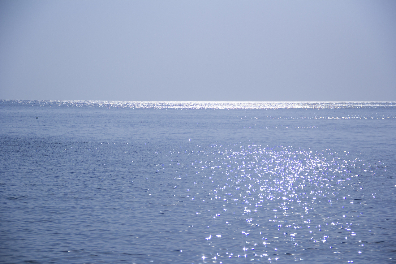 波光粼粼的海面