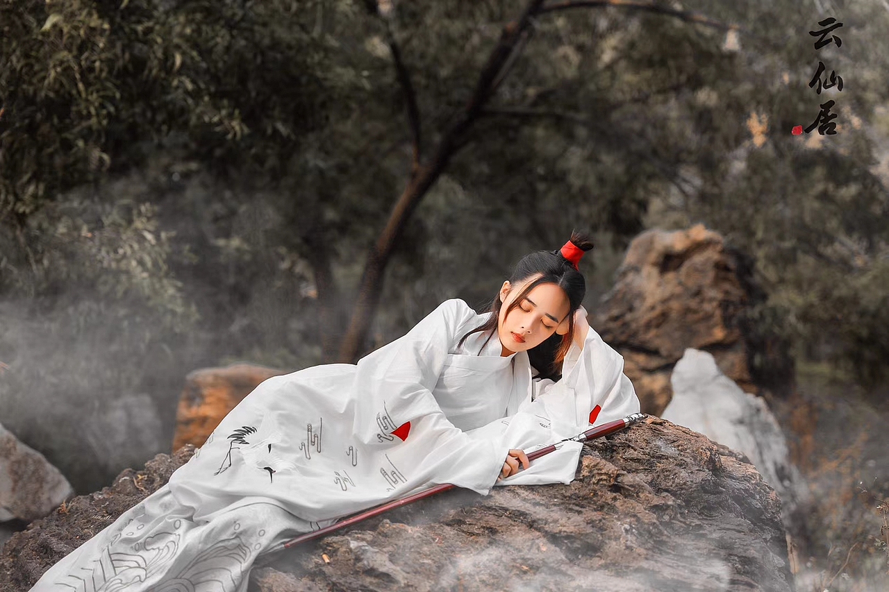 想做那不食人间烟火温婉似水的娇女子亦想似那仗剑天涯四海为家的剑客