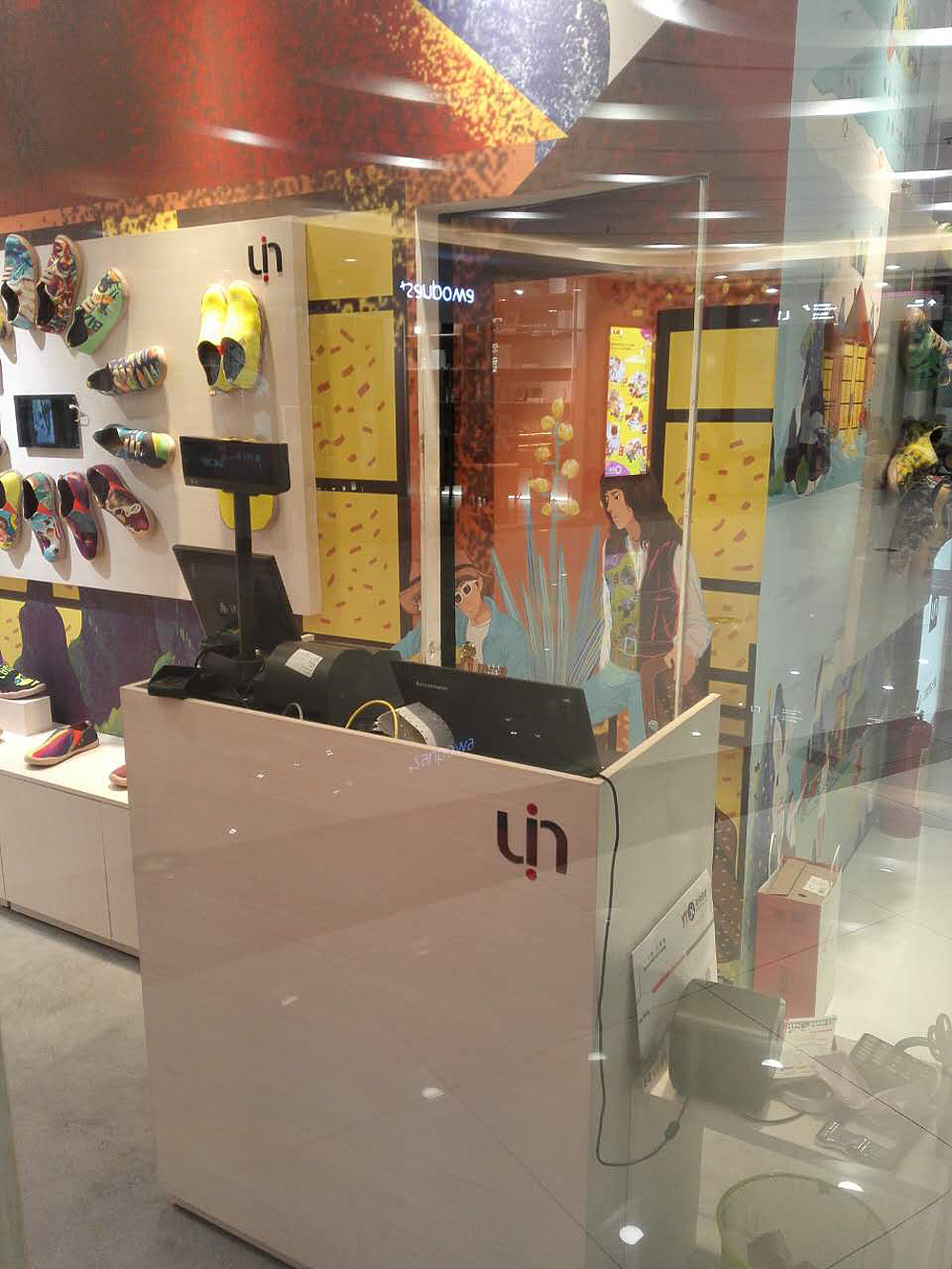 uin旅游鞋店面形象插画