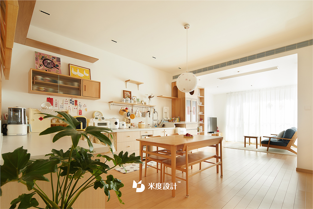 有趣的灵魂独一无二,有趣的家则折射出屋主对生活的定义。因为对日式简约风的喜好,小好家被原木色与白色包裹,即便是走廊上方的承重梁也覆以木饰面,形成特别的效果,同时,一些在日式居家生活的元素也充斥其间,比如双厨房的设置为小好家赋予更多的功能性,一处LDK一体化西厨,一处中厨,将小好对生活的洞悉完全展现。
<br>