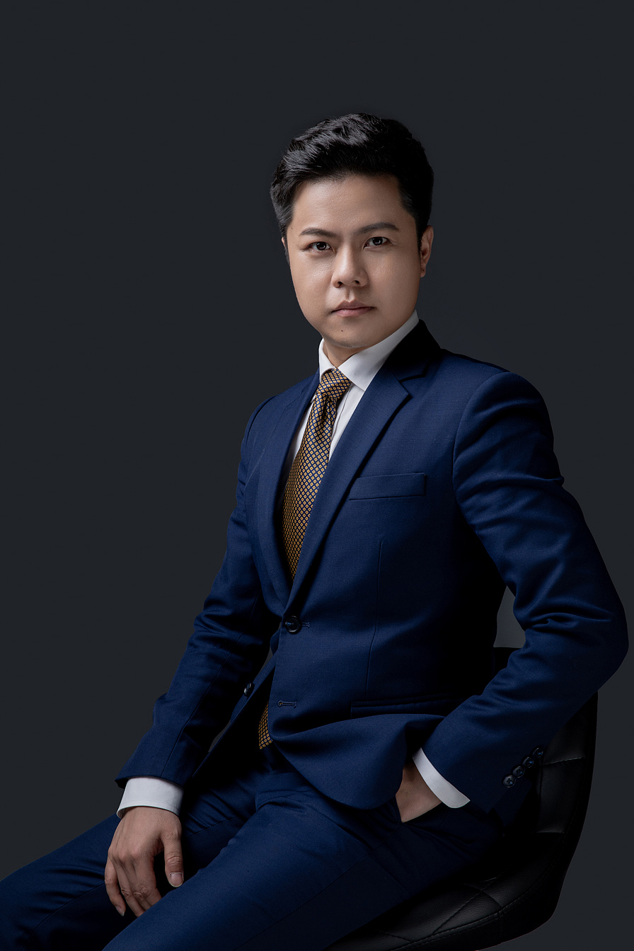 企业男员工形象照-202104A1