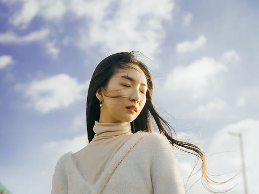 我把你触手可及的容颜谱写成余晖的诗