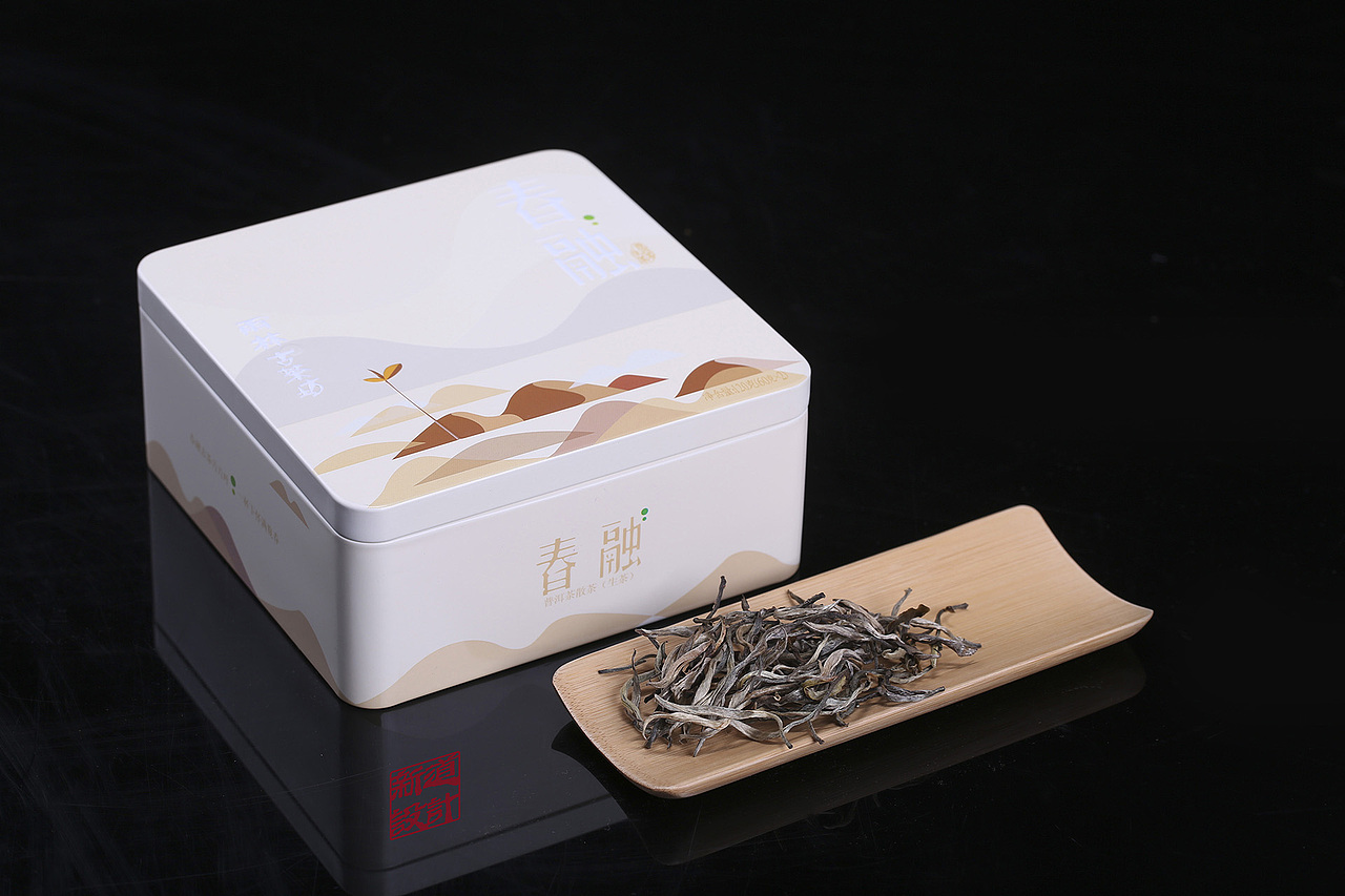 集合店专用的"春融“古树普洱茶包装设计分享。《新道设计·包装作品》茶叶之铁盒包装设计（图ZNDExNzc2NjQ=） - 包装 - 站酷设计师新道设计原创素材 - 站酷ZCOOL