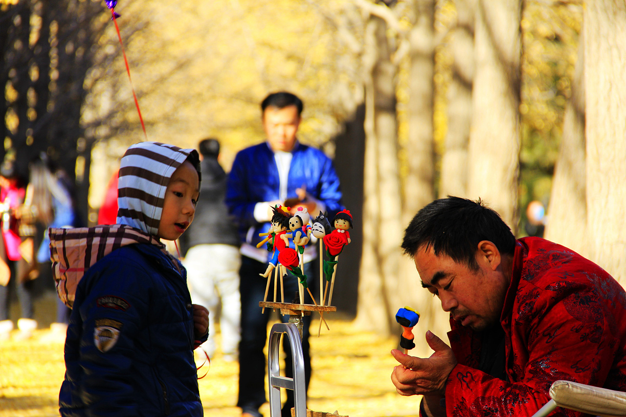 银杏大道-捏糖人