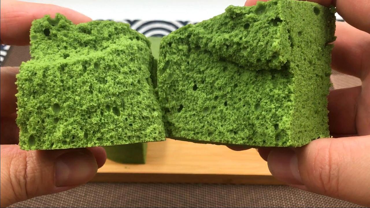 抹茶蒸蛋糕,颜色靓丽颜值高,味道清新,口感绵软。