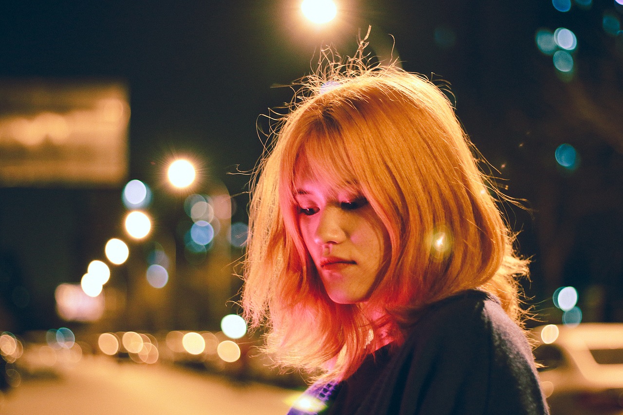 滑板少女，夜景人像（图ZMTUwOTA1MjYw） - 人像摄影 - 站酷设计师天上掉下来的超人原创素材 - 站酷ZCOOL
