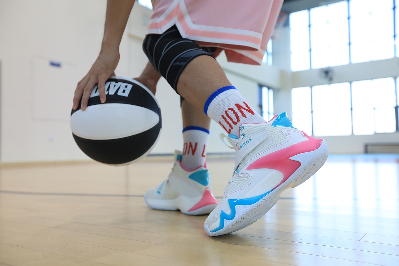 【详情】【修图】室内篮球场多色篮球鞋修图（图ZMzE2MDMxMjYw） - 电商 - 站酷设计师MISSCHENDESIGN原创素材 - 站酷ZCOOL