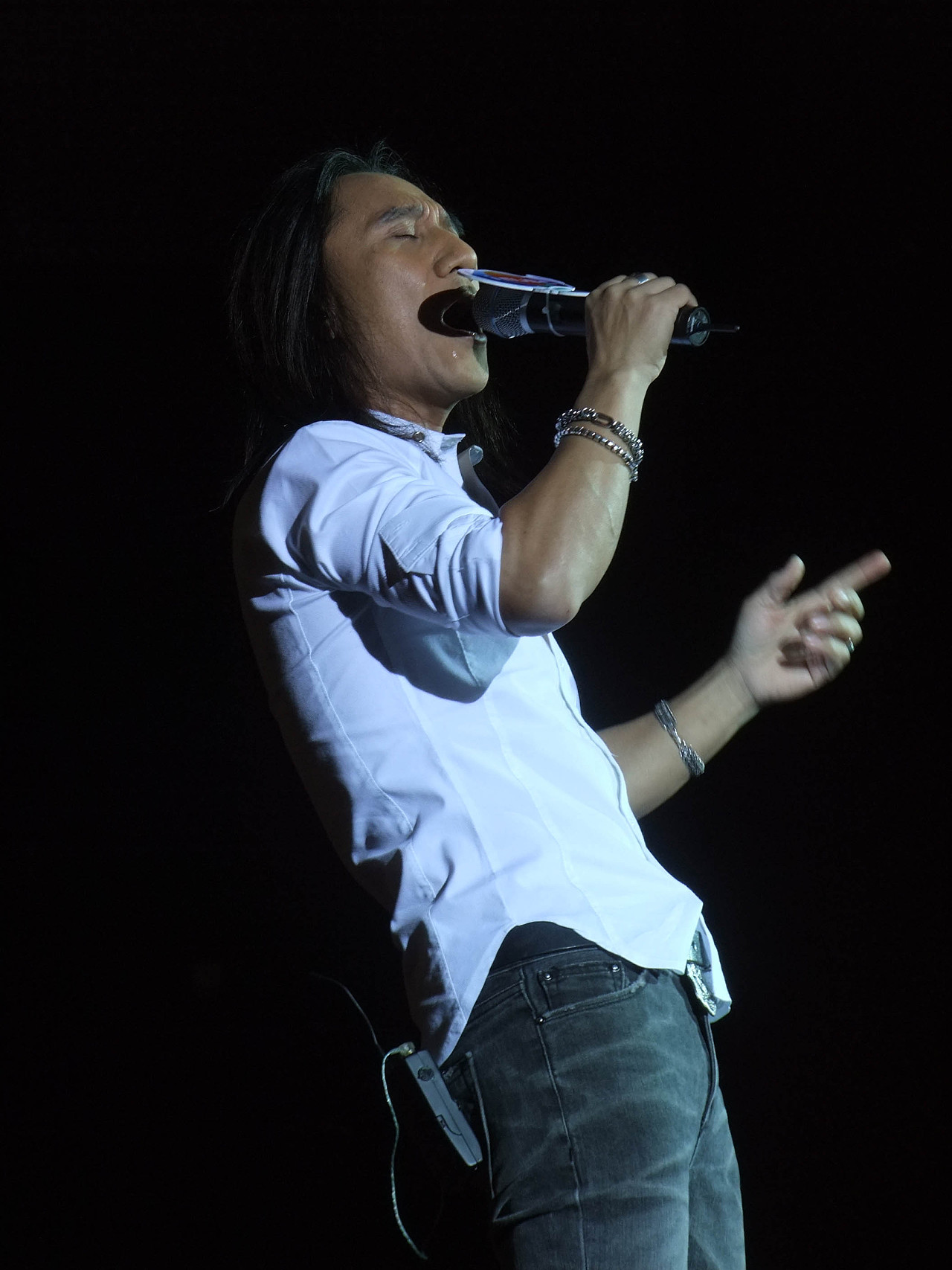 颜志琳第一独自演唱,怎么看都不习惯.