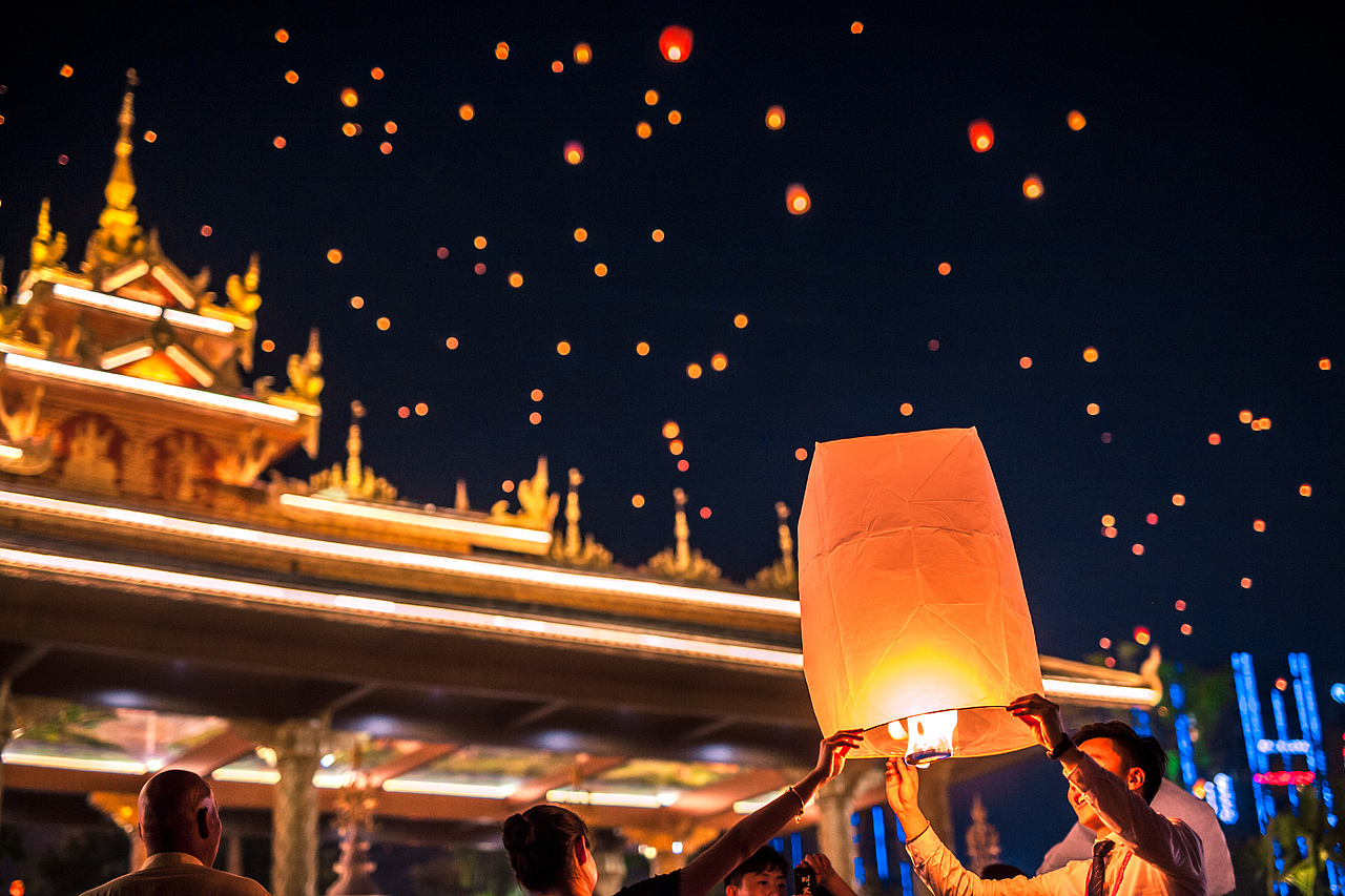 西双版纳傣族泼水新年节天灯祈福