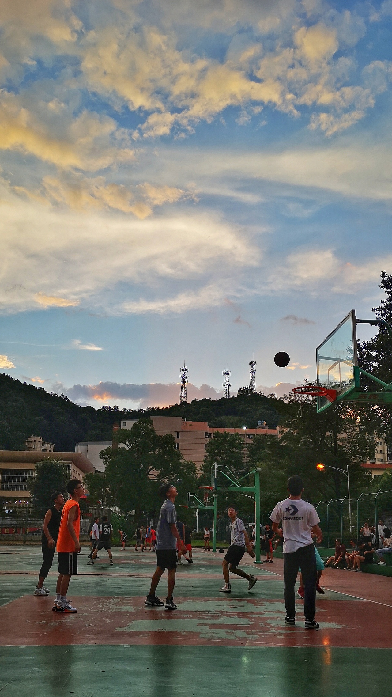 夏天的晚霞和篮球