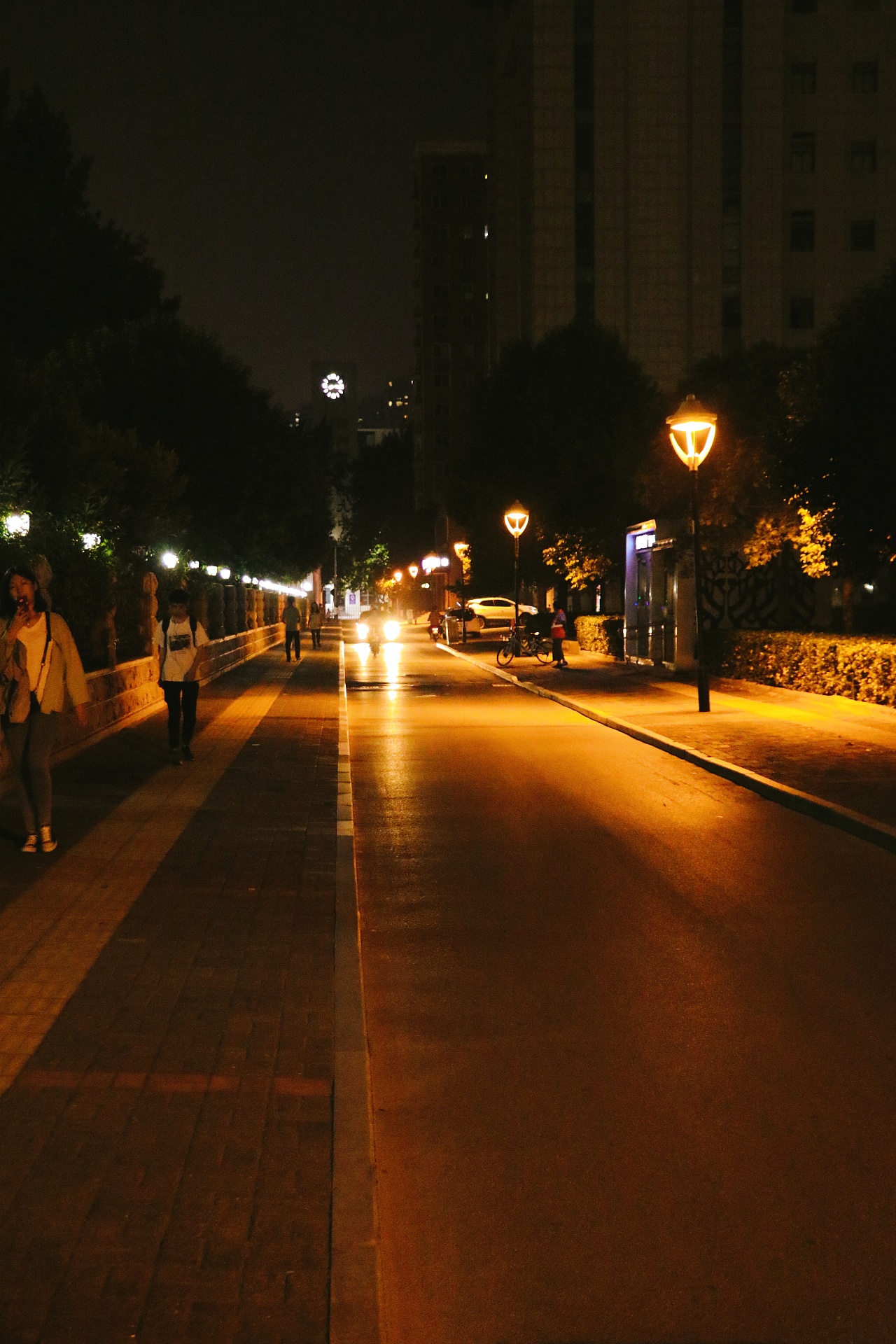 街道夜景实拍图片