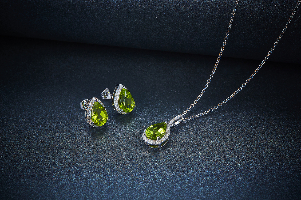 珠宝摄影~创意布光珠宝场景图蓝色背景场景图