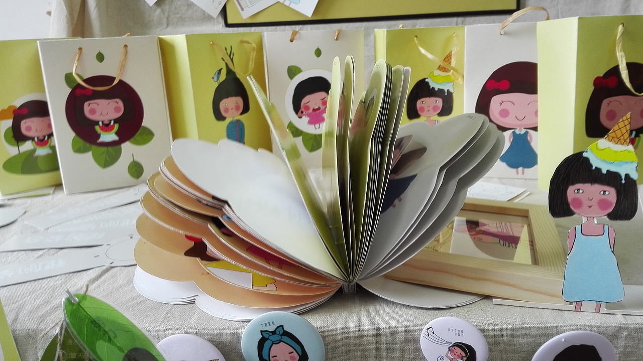 以云,树,石头为造型的新形态书籍设计.