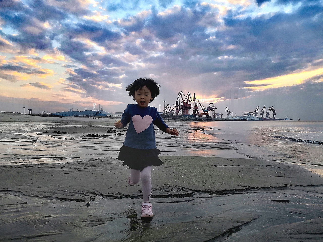 在地角捡贝壳（图ZMTkwMjA1NTky） - 绘画 - 站酷设计师陈其彪原创素材 - 站酷ZCOOL