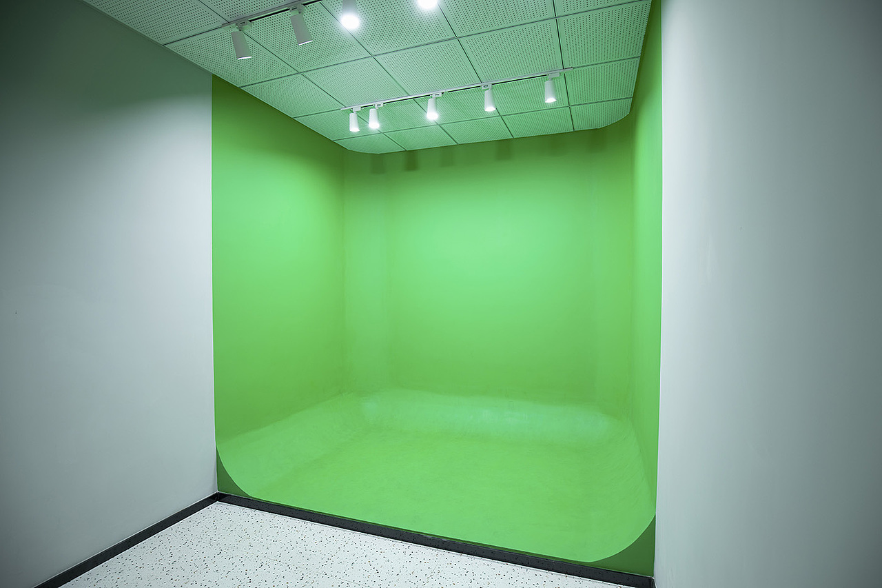 *播音室落地照片