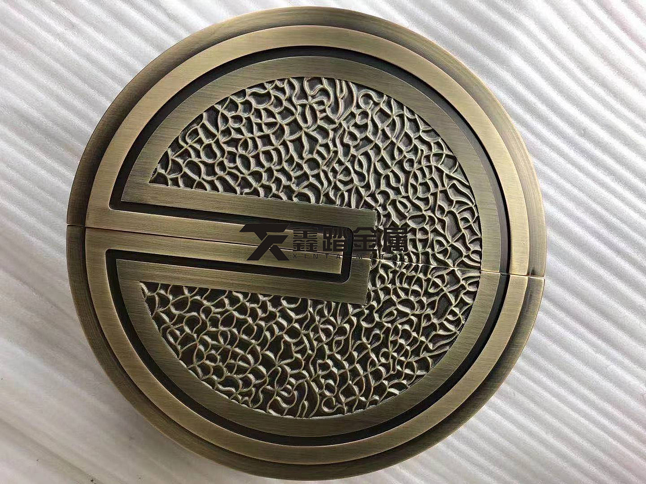 青古铜铝板雕刻拉手、KTV双开门把手紧随市场潮流脉动