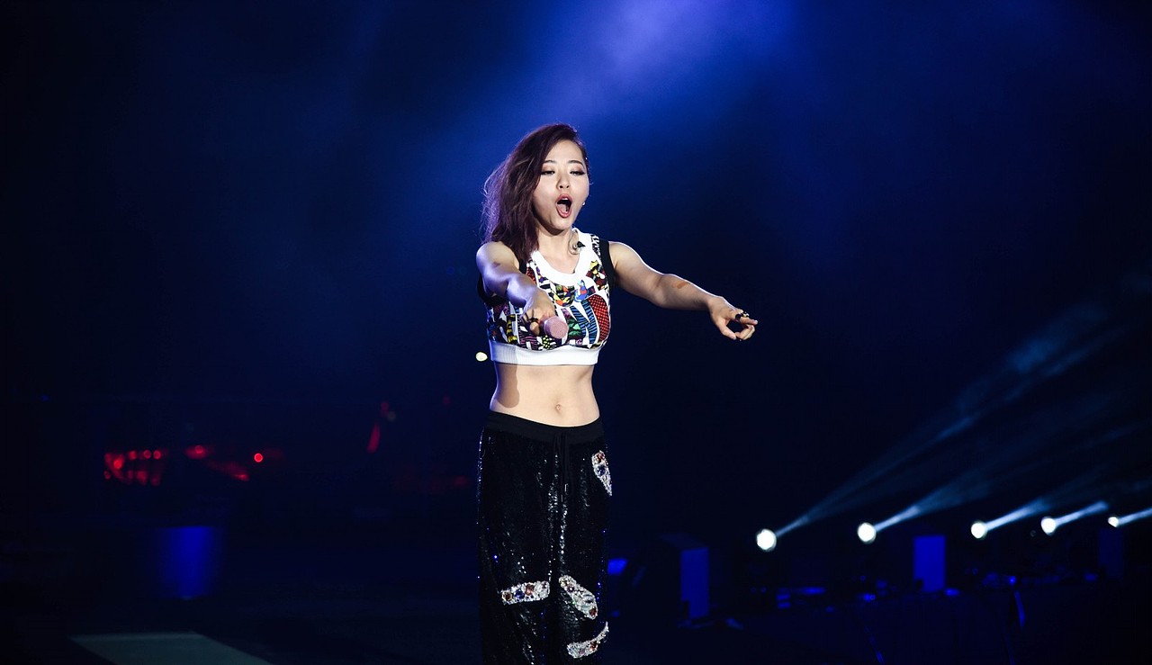 张靓颖『百威 敬真我』百威“触电派对”广州海心沙（原创摄影）（图ZMzE5MzcyNzI=） - 人像摄影 - 站酷设计师丙烯猫原创素材 - 站酷ZCOOL