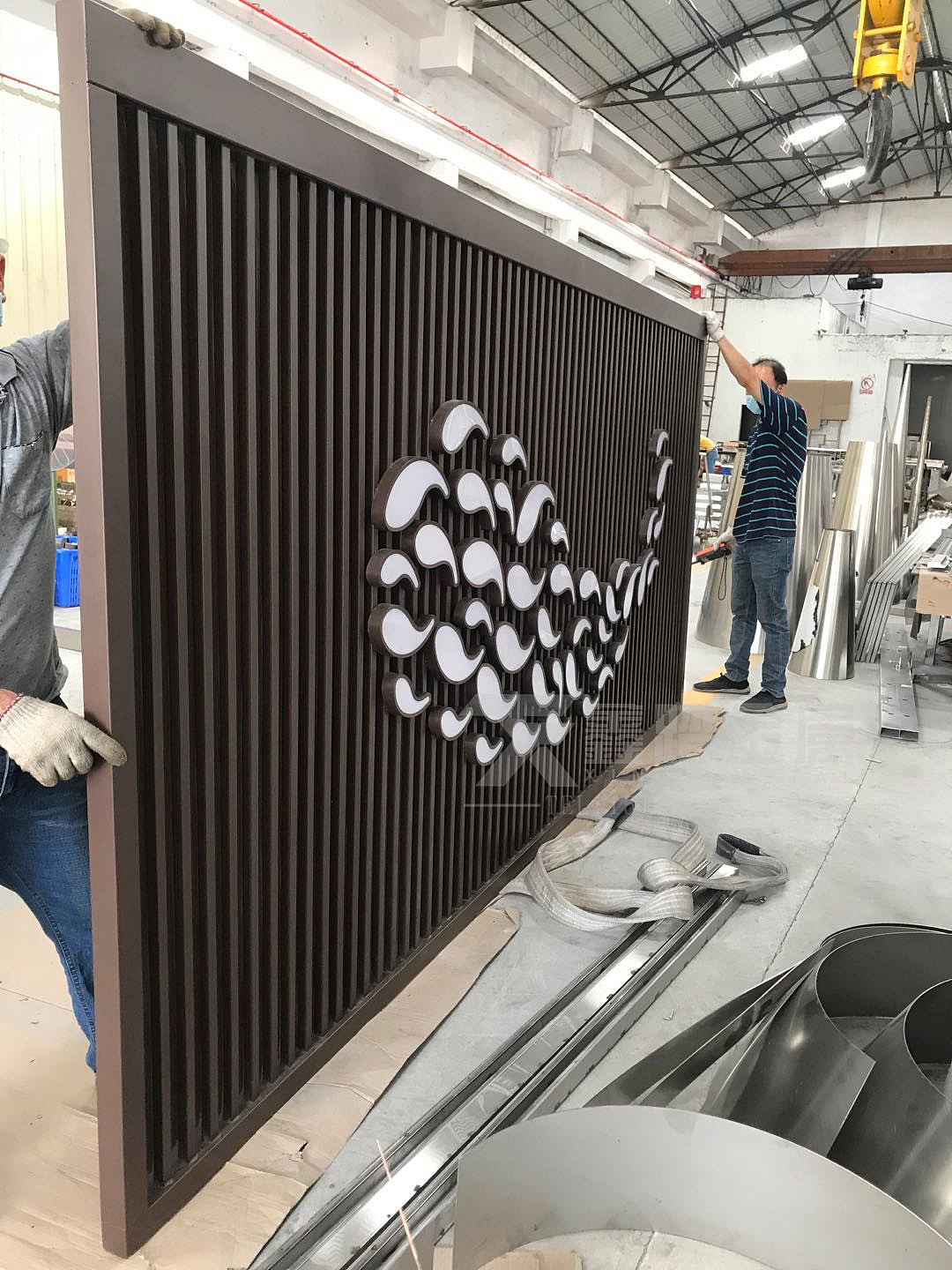 深咖色不锈钢烤漆屏风背景墙、鱼群设计密中井然有序图