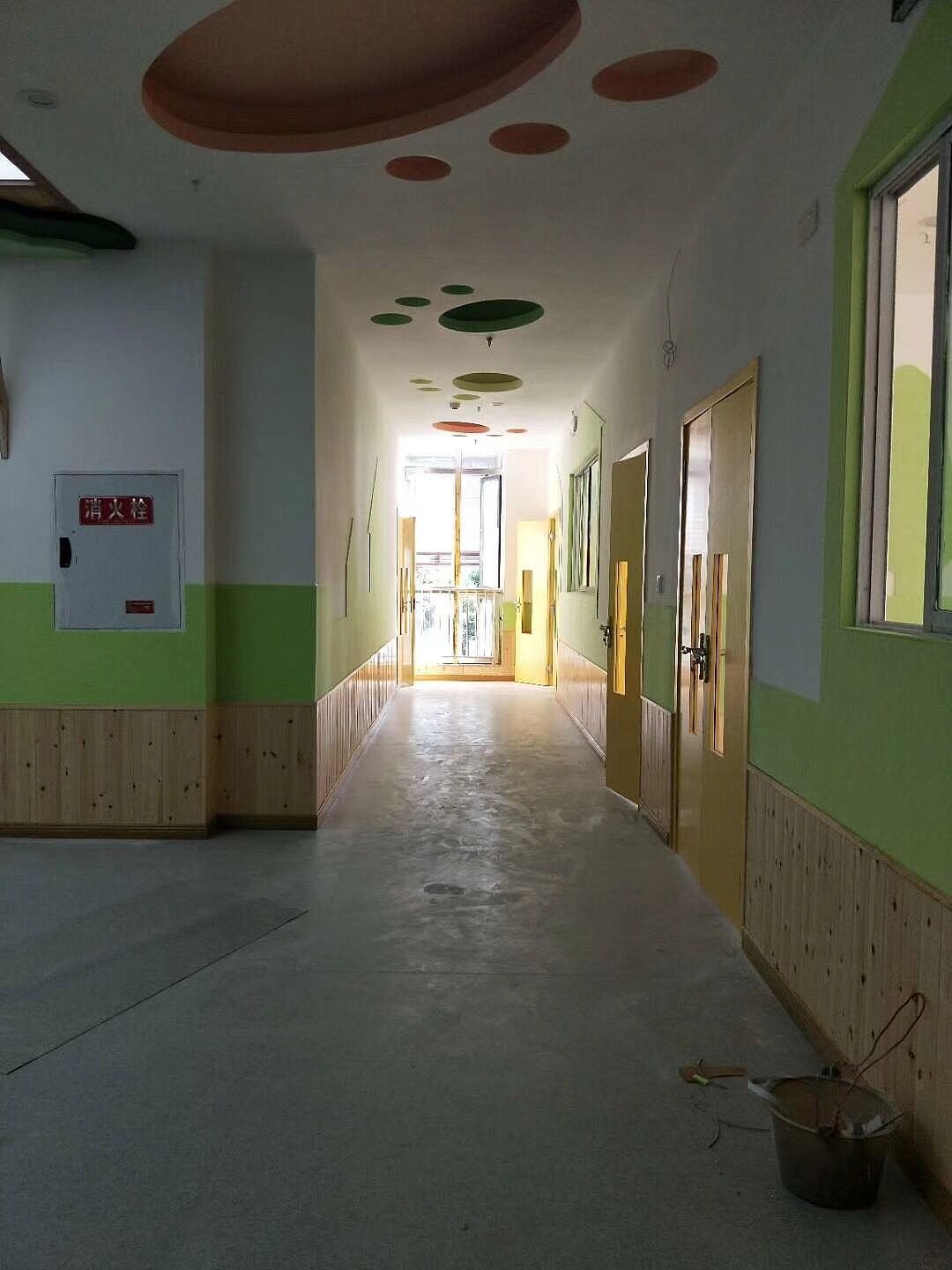 四川成都幼儿园装修直播|成都风车车幼儿园装修现场图|重庆爱港装饰幼儿园设计装修案例系列
项目名称:风车车幼儿园设计装修<br>项目位置:四川省成都市武侯区<br>项目面积:2336㎡ <br>设计施工:重庆爱港装饰设计工程公司旗下直属【四川时代柏瑞建筑工程有限公司】