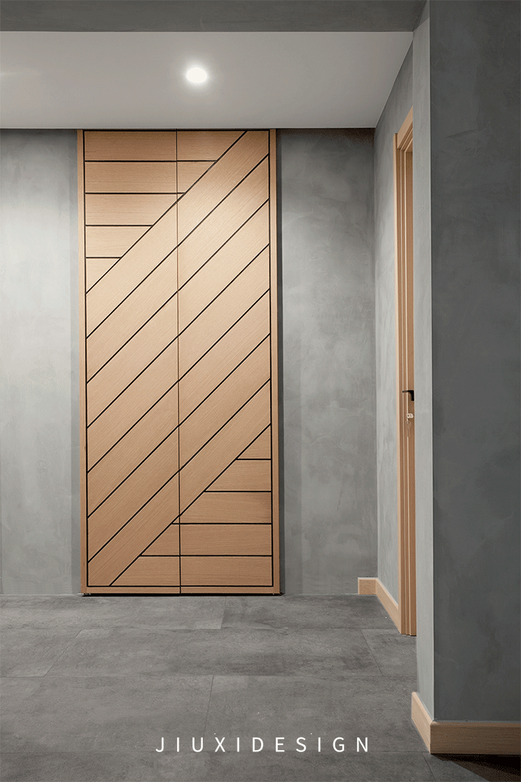 为了使衣帽间的空间利用率提高,故而设计了推拉门,虽说是推拉门,但是也是一个装饰,俩个门合上的时候原木质感加上几何黑线,一种现代元素和自然元素结合的美感就出来了。