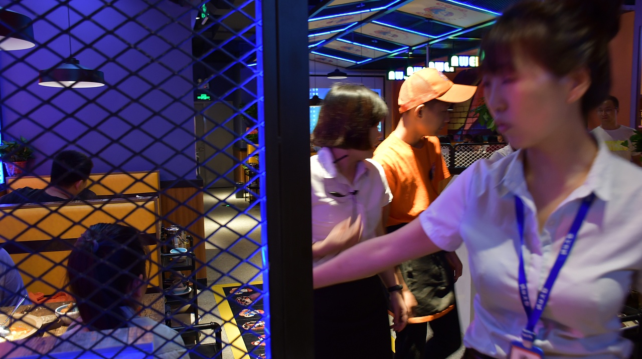 阿味大虾火锅连锁餐饮旗舰店实景拍摄 - 连锁加盟品牌（图ZMTcyNDg5OTgw） - 人像摄影 - 站酷设计师英皇视觉原创素材 - 站酷ZCOOL