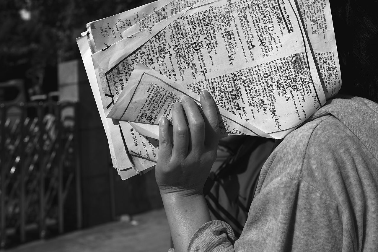 中考---考场外的这群人（图ZMzQzMzA3MzAw） - 人文/纪实摄影 - 站酷设计师胡宪伟原创素材 - 站酷ZCOOL