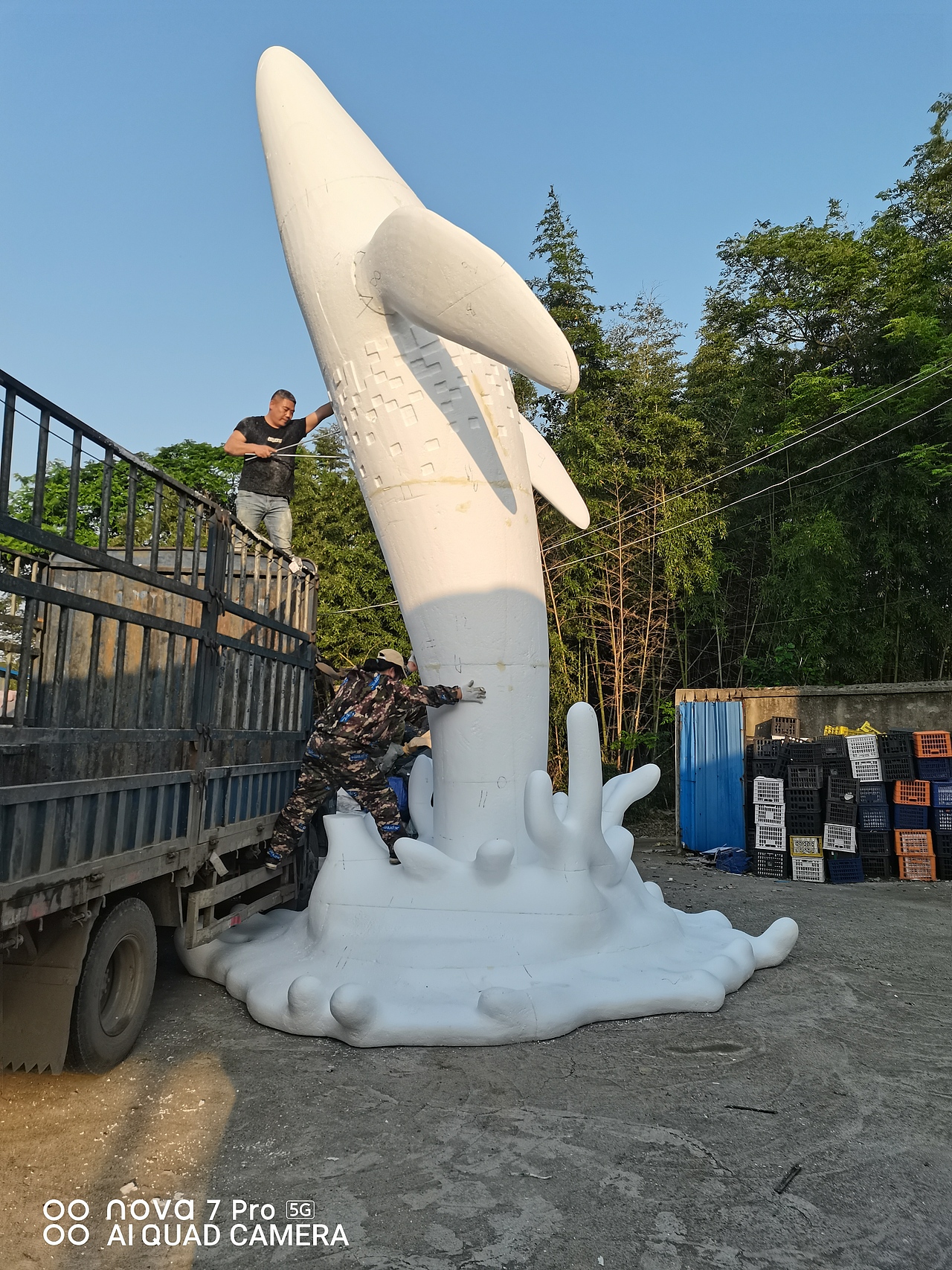 上海-不锈钢镜面镂空大鲸鱼制作过程展示（图ZMzQ2MjY2MzUy） - 雕塑 - 站酷设计师德森雕塑标识景观原创素材 - 站酷ZCOOL