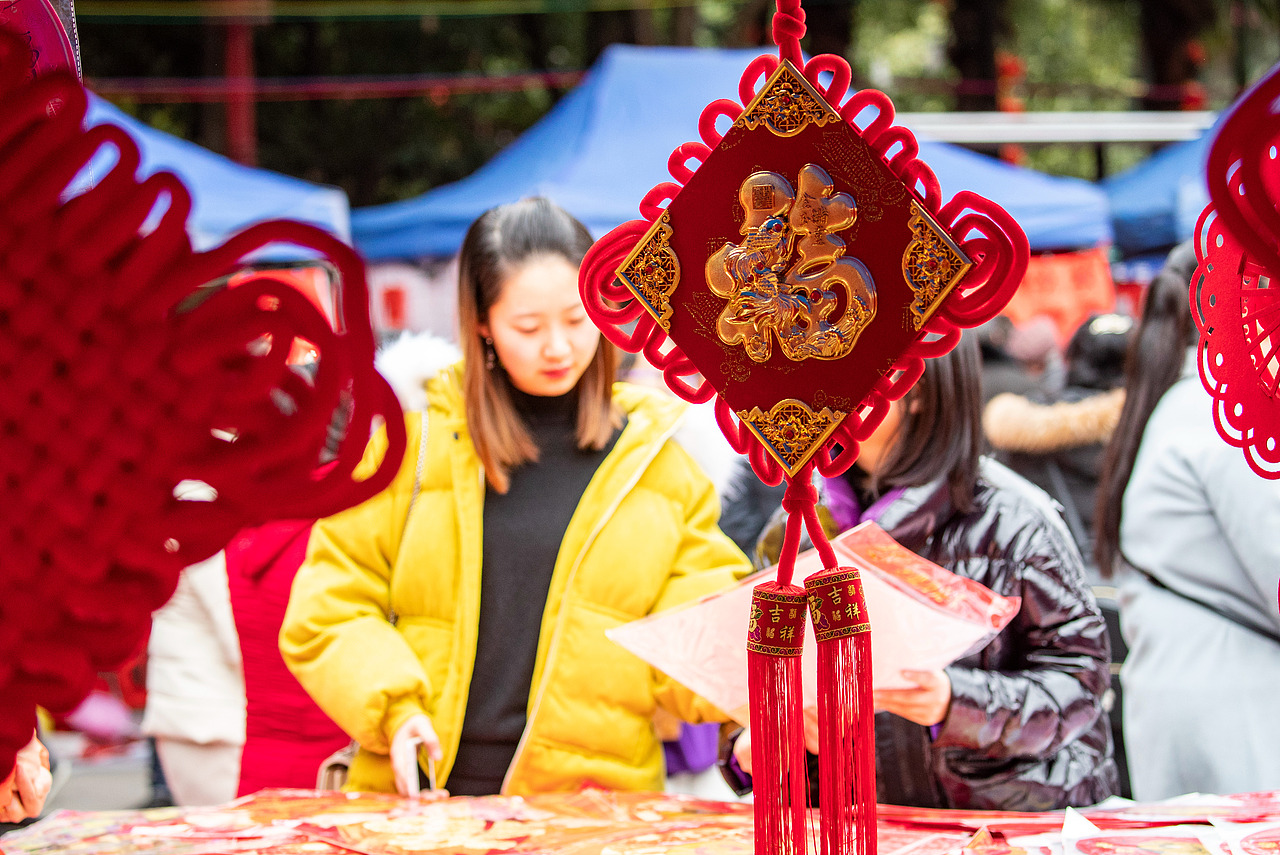 2019年1月29日,市民在重庆市南川区鼓楼广场选购新年饰品。