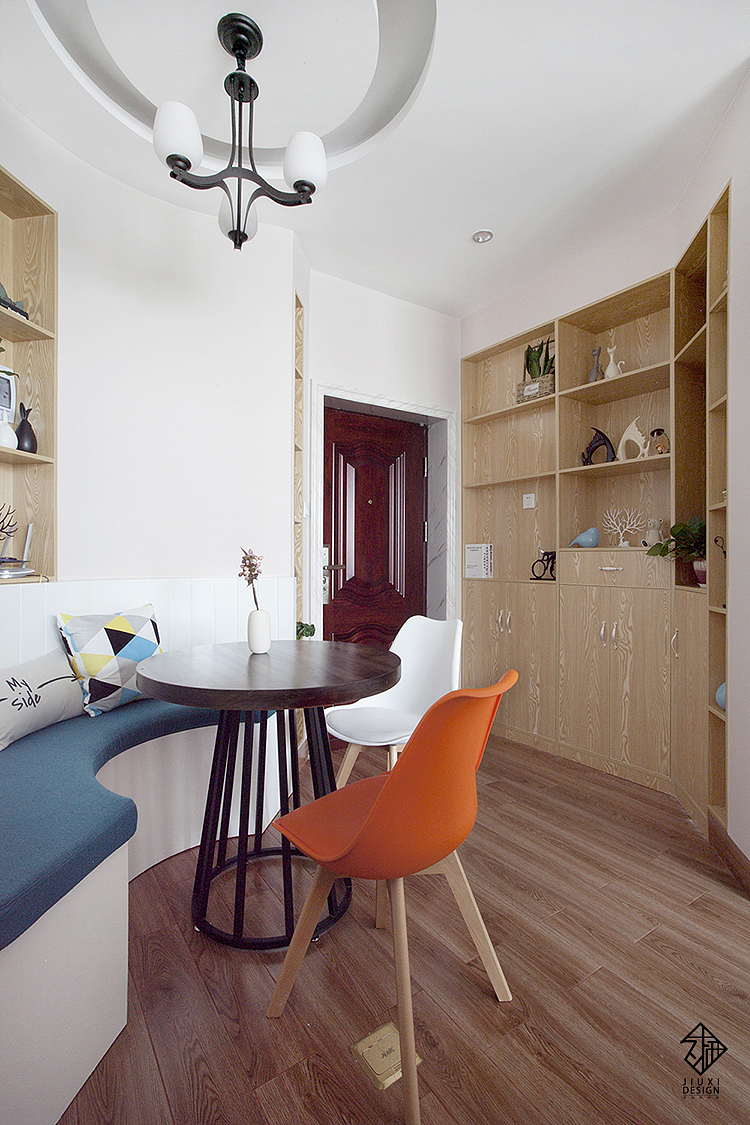 由弧形与转角隔断围合的独立玄关,别具一格。既解决了原本门外消防栓正对室内的忌讳,也极大增加了储物功能。