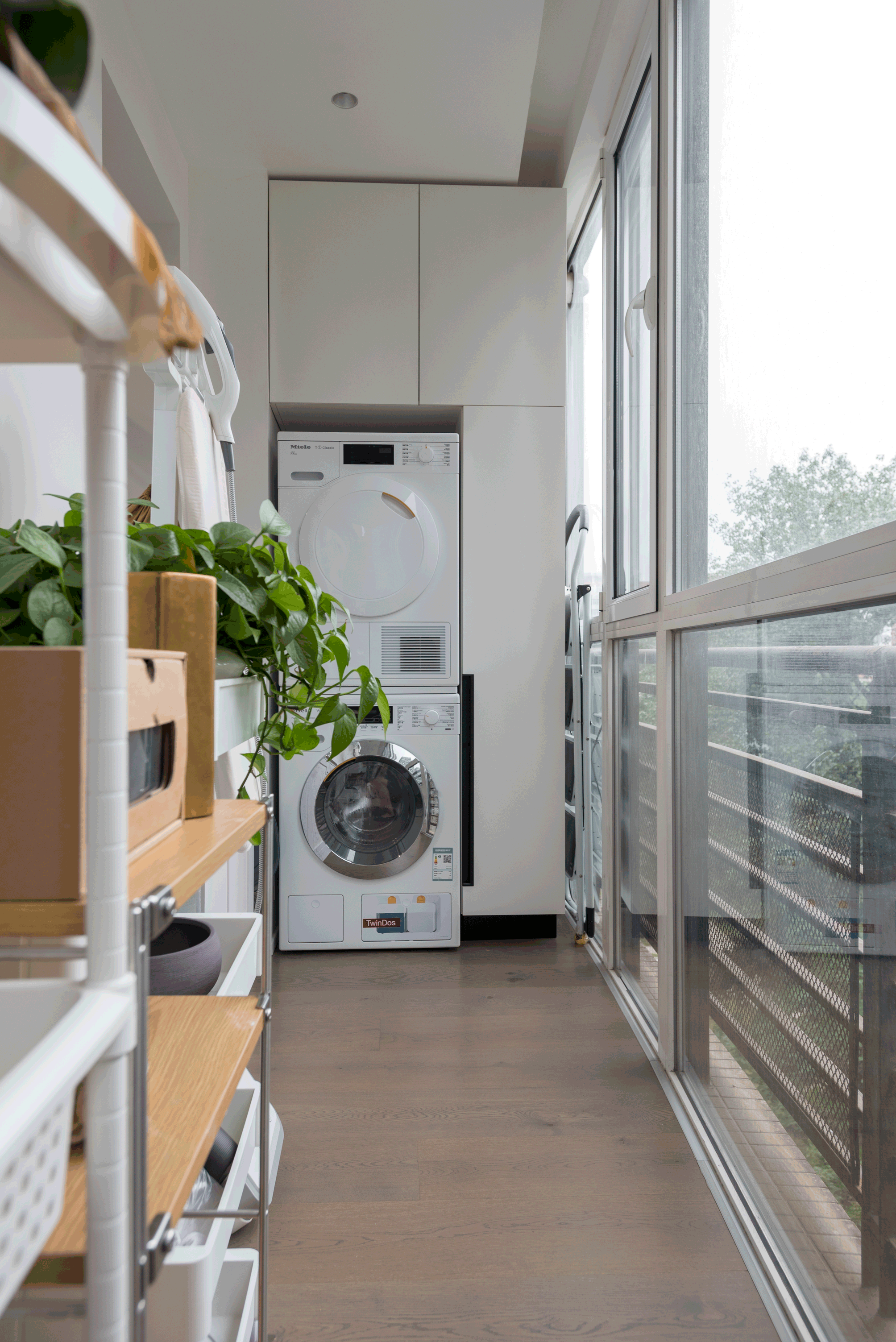 阳台在距离厨房最近的地方改了下水,用于洗衣机和洗手池,利用剩下的空间作为家政柜使用,日常用品和清洁工具分别划分出区域收纳。