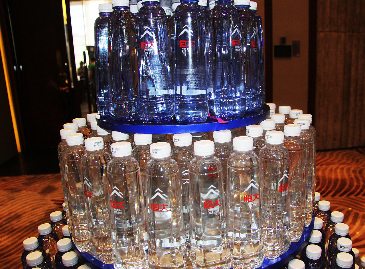 蓝色盛火案例-恒大矿泉水新品发布