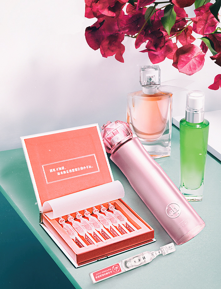 一波化妆品车图(司机开车)