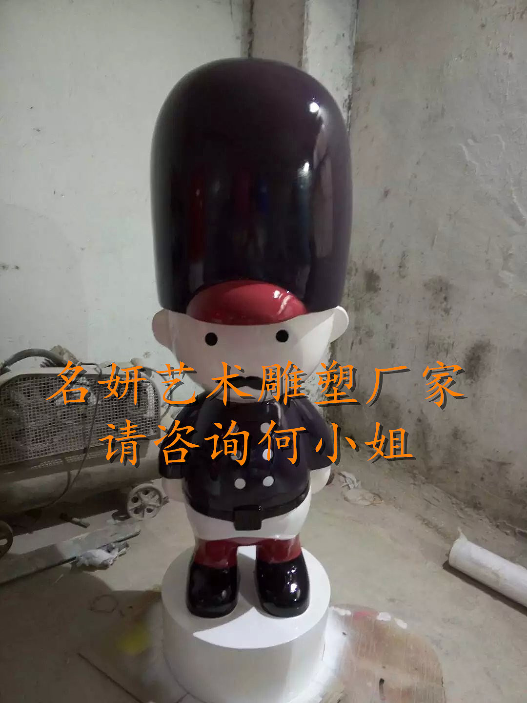 阅兵文化展览会彩绘玻璃钢士兵造型摆件雕塑布置现场