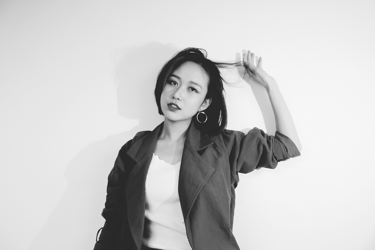 一面白墙的人像