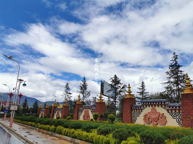 云南迪庆香格里拉机场雕塑